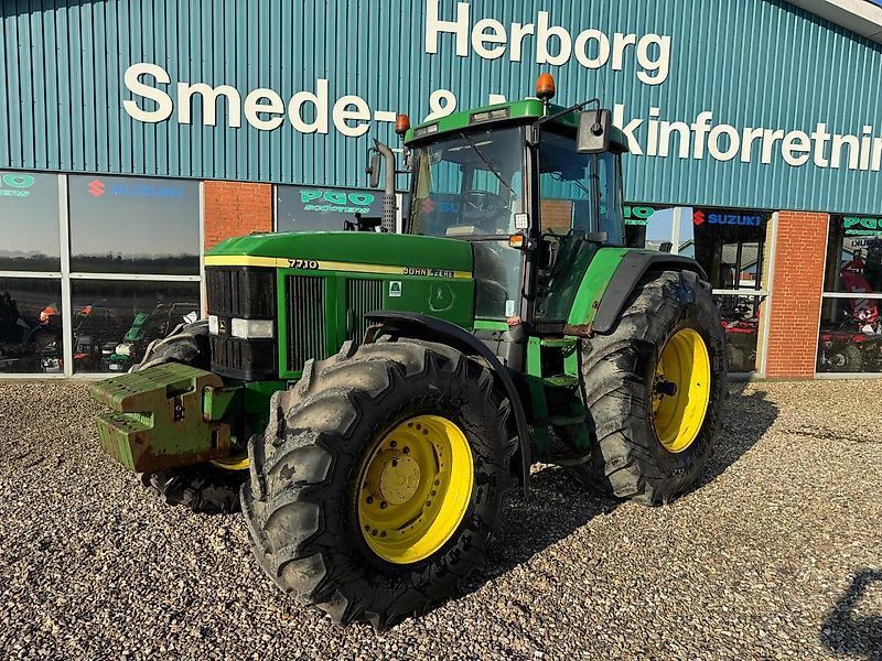 E-FARM: John Deere 7710 - Traktor - id XCEKJKV - 32.846 € - Baujahr: 2003 - Abgelesene Motorstunden: 17.659,Motorleistung (PS): 155,Dänemark