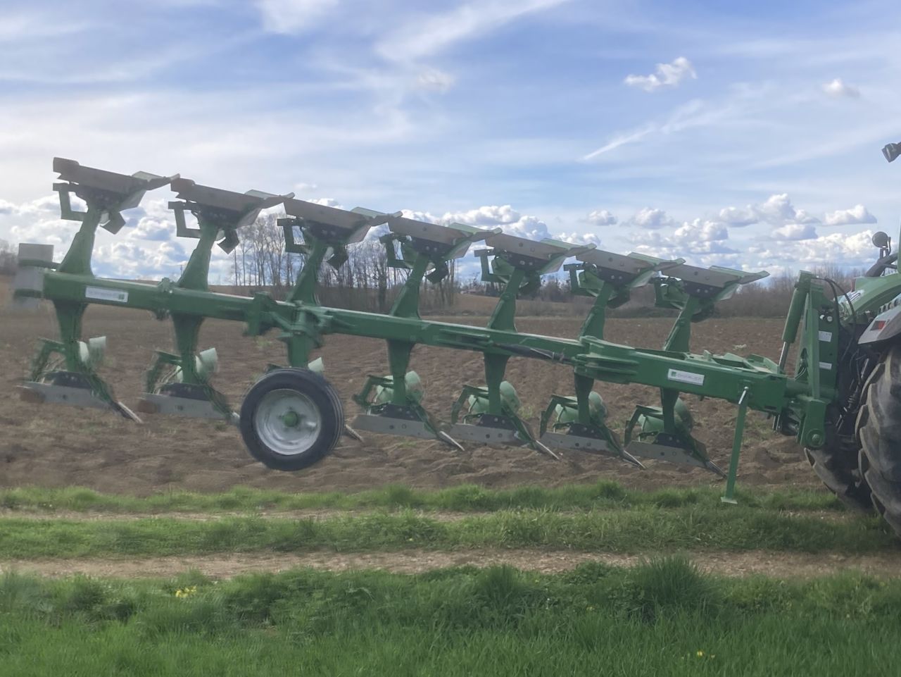 E-FARM: charlier charrue dechaumeuse sf 7 corps / comme neuve - Plough - id YHXWTYW - €16,000 - Year of construction: 2021 - France