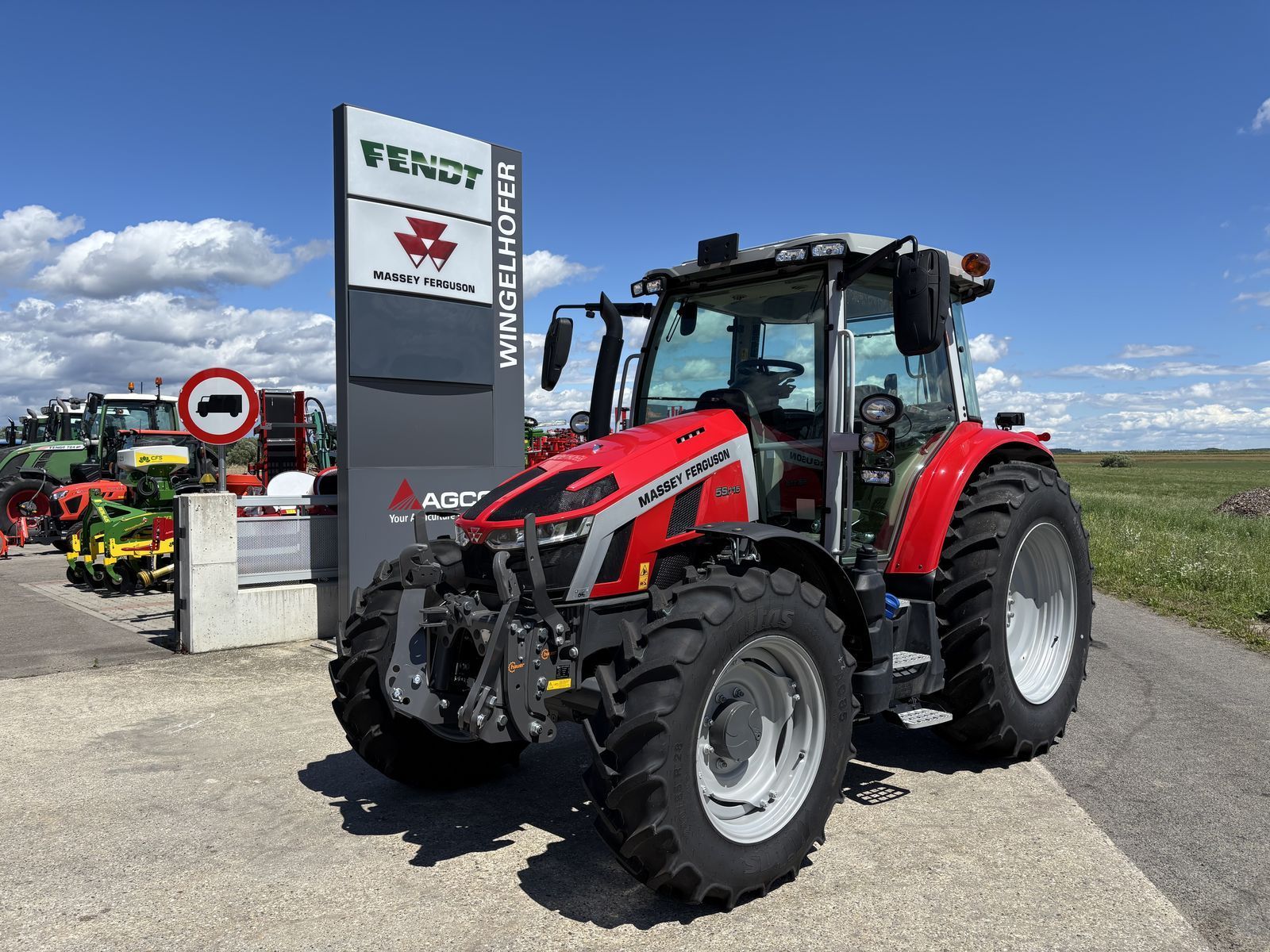 E-FARM: Massey Ferguson 5S.115 Efficient - Tractor - id RRHTT4A - €78,500 - Year of construction: 2025 - Engine hours: 5,Engine power (HP): 115,Austria