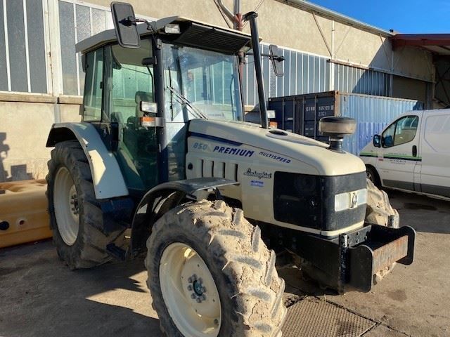Lamborghini Premium 850 Traktor 19 000 €