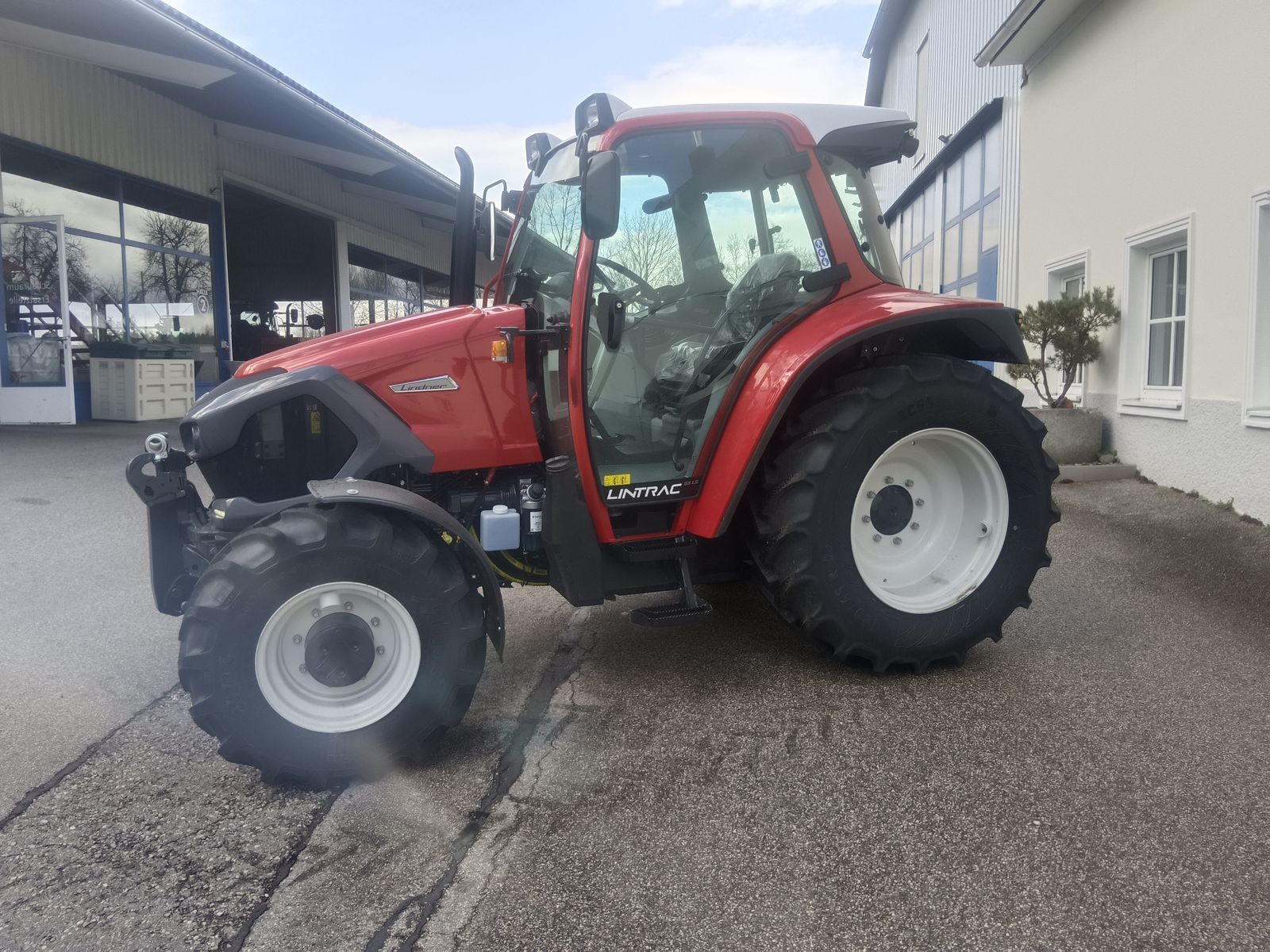 E-FARM: Lindner Lintrac 75 LS - Traktor - id XLQIKZ9 - 55 417 EUR - Gyártási év: 2025 - Üzemóra (motor): 2,Motor teljesítménye (LE): 76,Ausztria