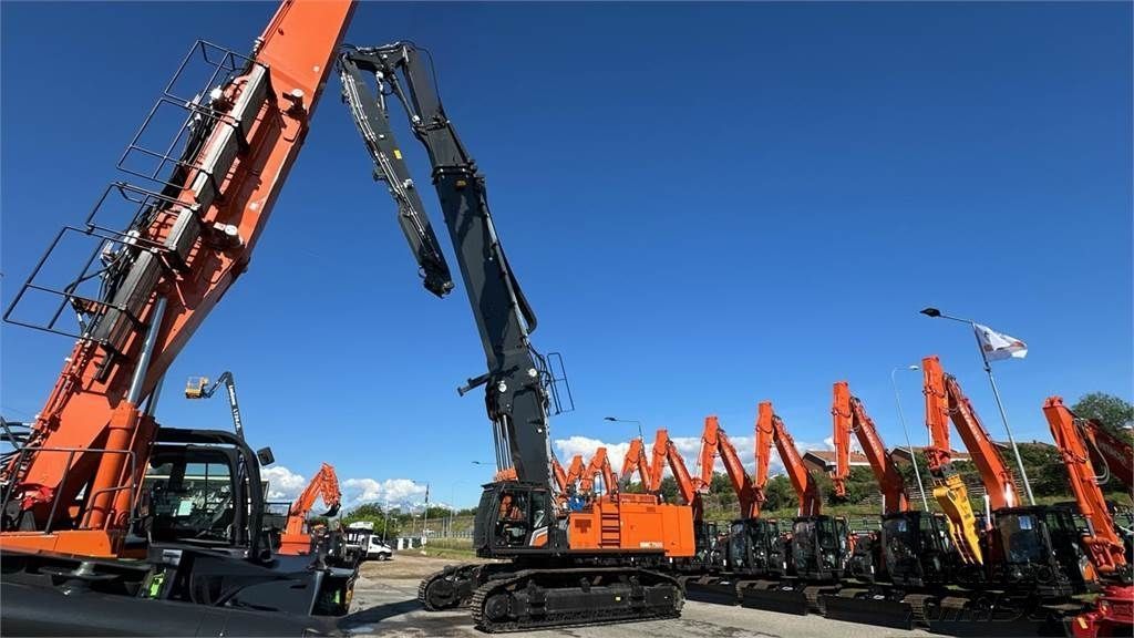 E-FARM: Hitachi kmc750s-7 - Excavadora de orugas - id 6LWCRTU - Año: 2023 - Italia