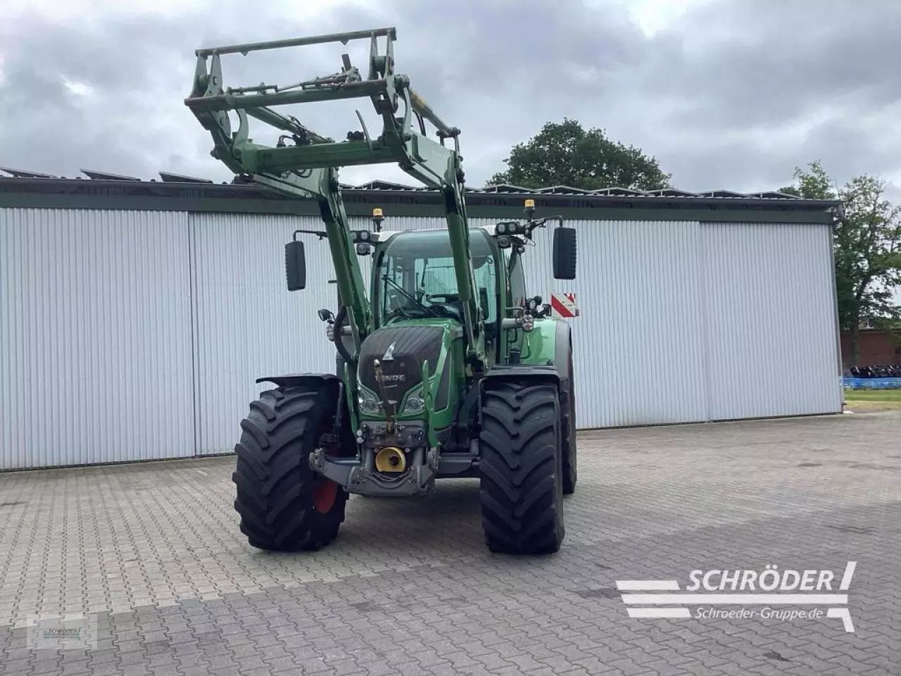 E-FARM: Fendt 724 Vario - Traktor - id DEEDVGS - 78.885 € - Baujahr: 2014 - Abgelesene Motorstunden: 9.523,Motorleistung (PS): 238,Deutschland