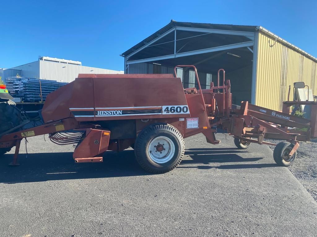 E-FARM: Hesston 4600 - Baler - id ZAIW59T - €7,900 - Year of construction: 1990 - Total number of bales produced: 50,000,France