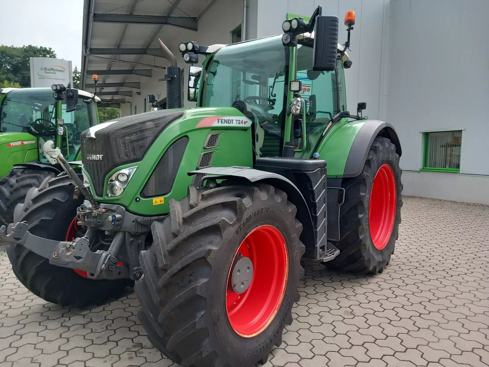 E-FARM: Fendt 724 Vario - Τρακτέρ - id JGLGSTA - 85.000 € - Χρονία: 2016 - Μετρητής ωρών: 9.437,Ισχύς κινητήρα: 240,Γερμανία