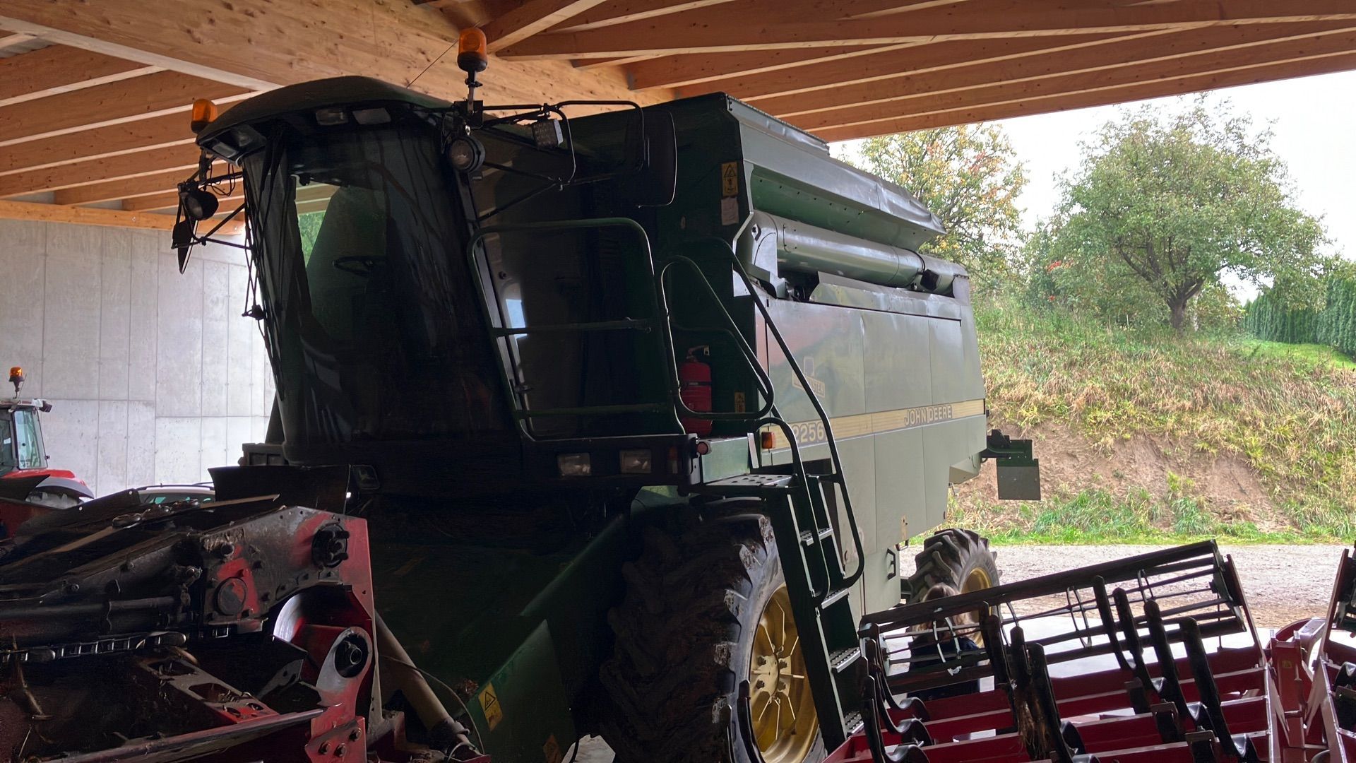 E-FARM: John Deere 2256 - Cosechadora - id BZ1G9LT - 34.071 € - Año: 1999 - Horas: 5000,Potencia del motor: 251,Austria