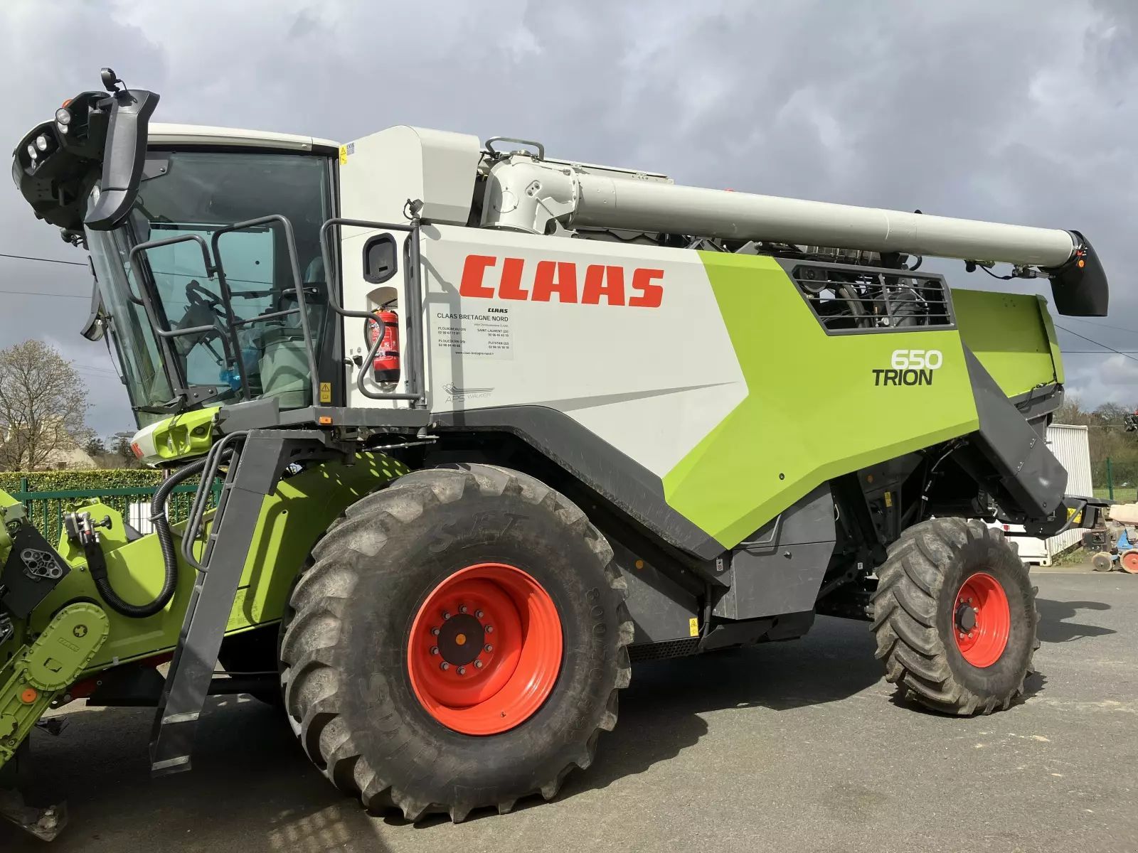 E-FARM: Claas Trion 650 - Mähdrescher - id NSRQ4RF - 285.000 € - Baujahr: 2023 - Abgelesene Motorstunden: 468,Frankreich
