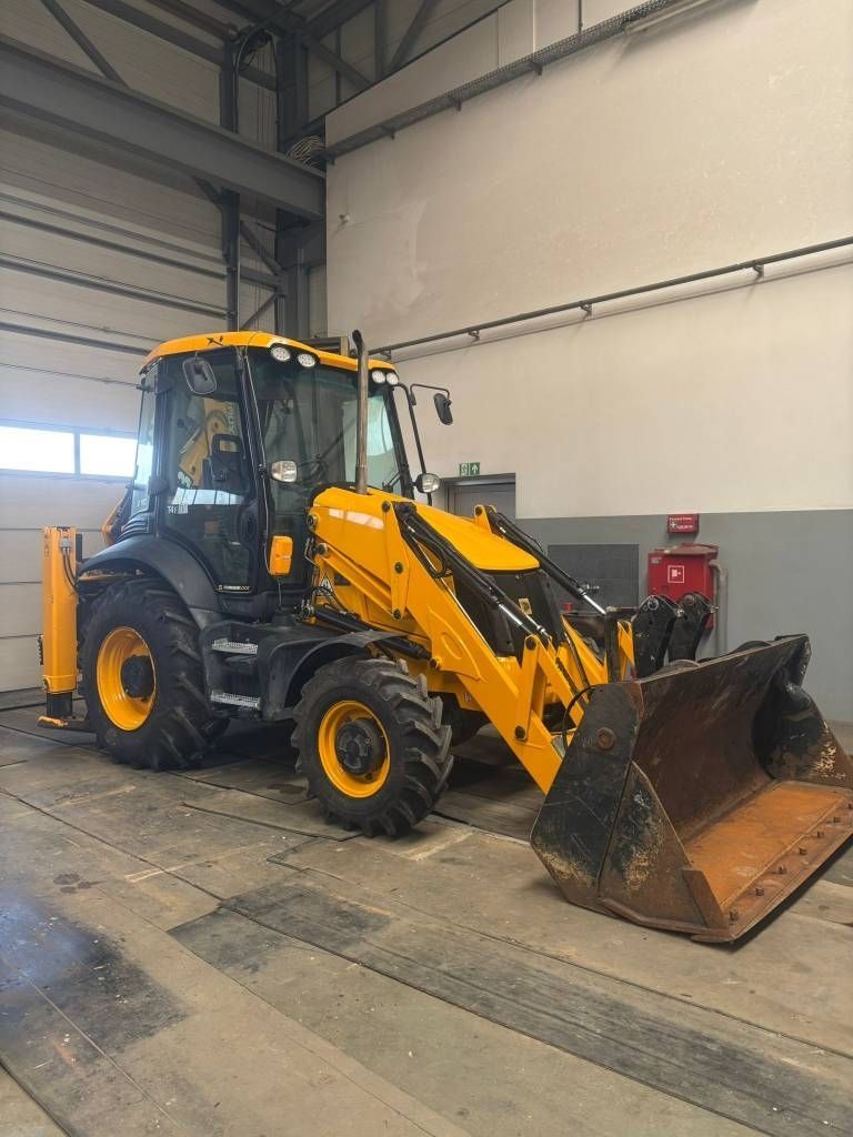 JCB 3 CX SM Backhoe loader €55,423