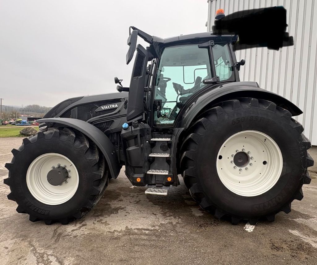 Valtra Q245 Tractor €187,500