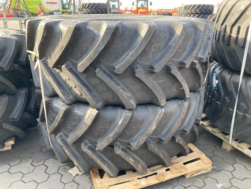 BKT 2 x 710/70r42, 2x 600/70r30 neu Wheel and track €6,900