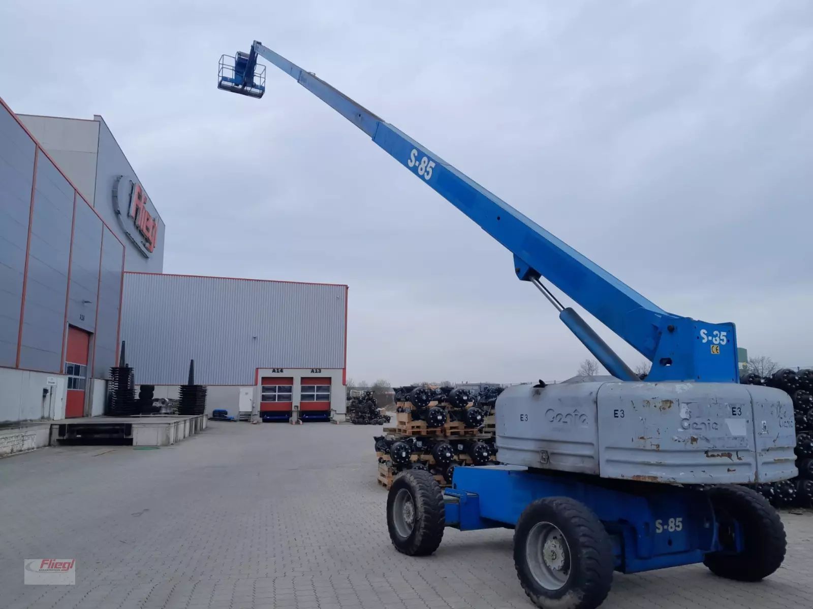 E-FARM: Genie s 85 - Самоходна платформа - id KJTV9HT - 17 500 € - Година на построяване: 2001 - Германия