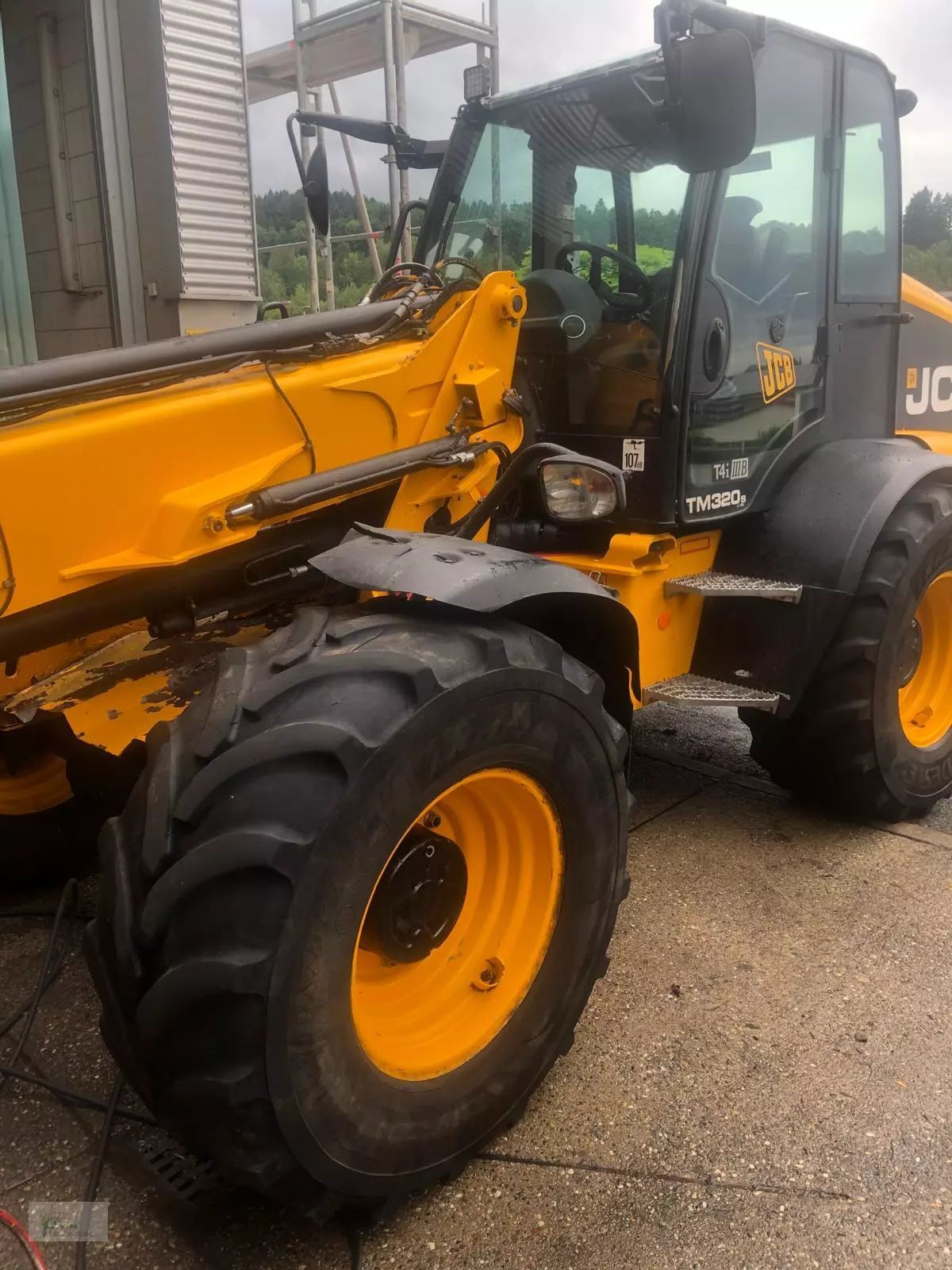 E-FARM: JCB tm 320 s - Chargeuse sur pneus - id BMBBHKS - Année: 2015 - Lecture du nombre d'heure: 9 600,Allemagne
