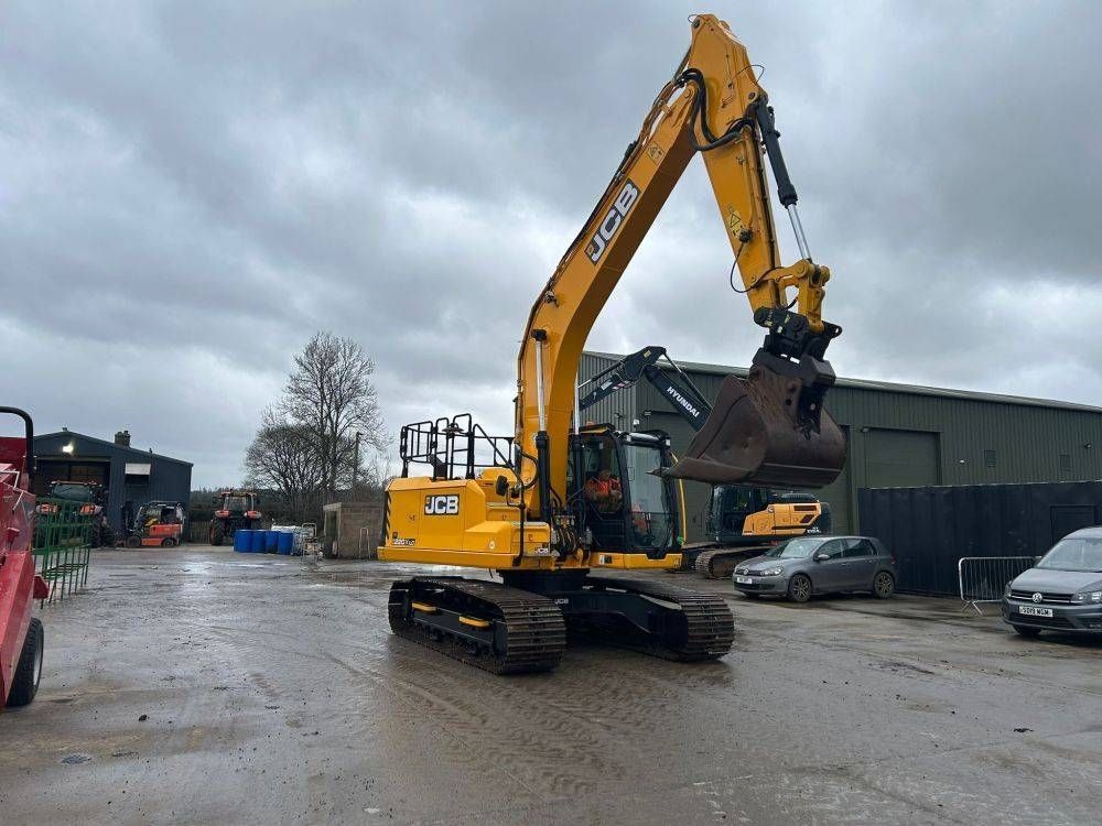 JCB 220x lc Crawler excavator €77,774