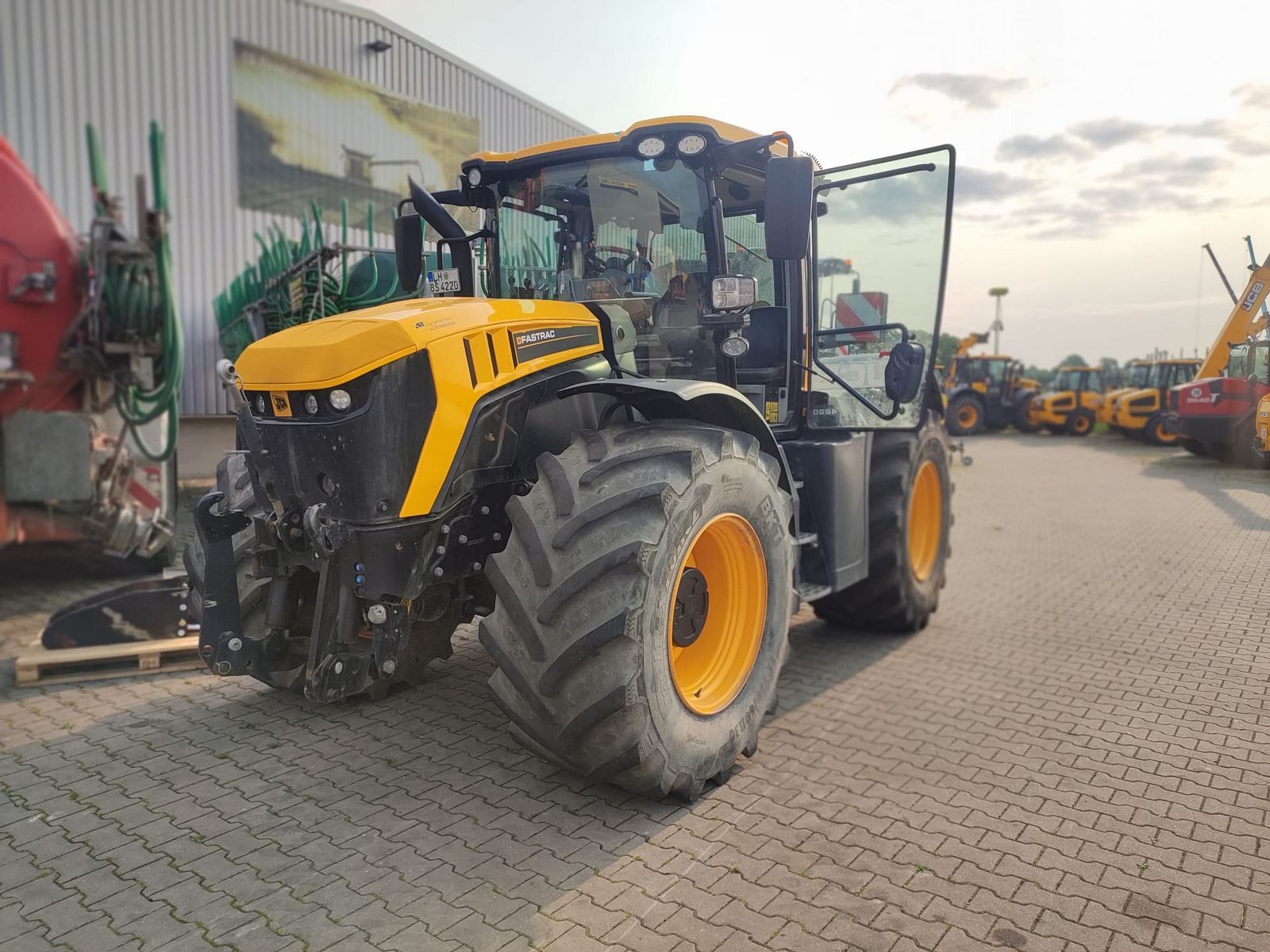 E-FARM: JCB Fastrac 4220 - Traktorius - id NDVRP17 - 108 824 € - Gamybos metai: 2020 - Variklio darbo valandos: 3 200,Variklio galia (AG): 222,Vokietija