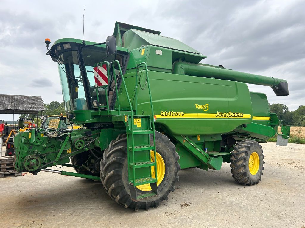 E-FARM: John Deere 9640 - Kombajn zbożowy - id UAD4HYC - 60 000 € - Rok produkcji: 2002 - Motogodziny: 2 994,Moc silnika: 272,Francja