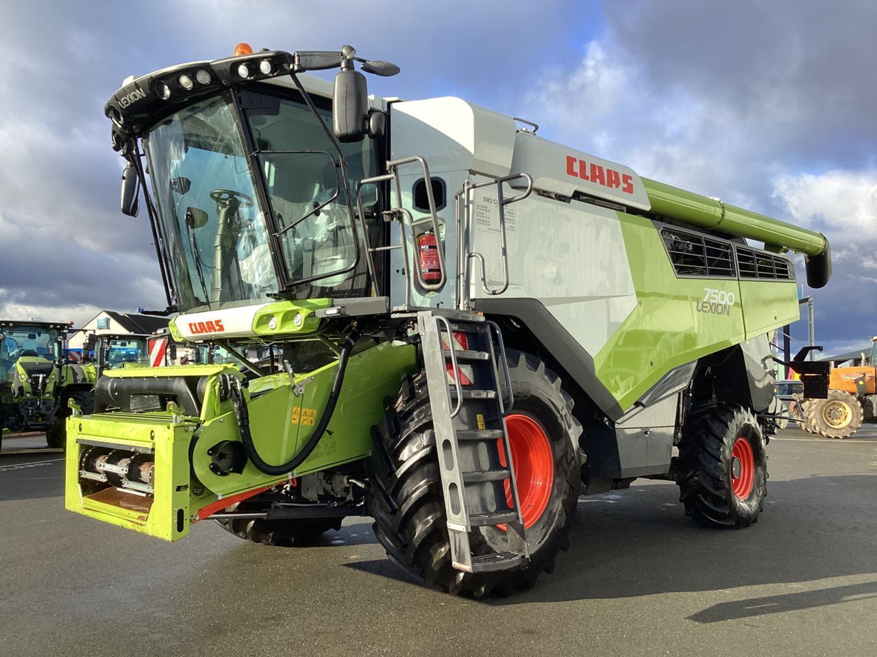 E-FARM: Claas Lexion 7500 - Kombájn - id W8TMLFL - 275 000 EUR - Gyártási év: 2022 - Üzemóra (motor): 715,Motor teljesítménye (LE): 462,Franciaország