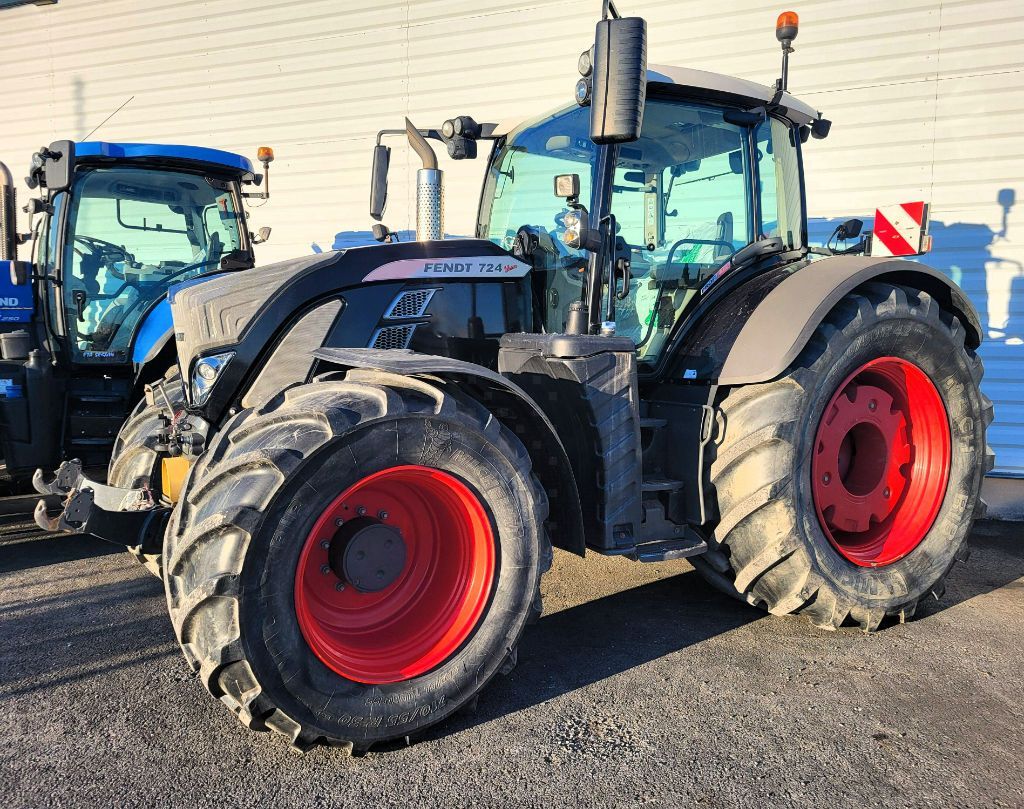 E-FARM: Fendt 724 Vario - Traktor - id 6DINQCN - 149.995 € - Baujahr: 2019 - Abgelesene Motorstunden: 3.479,Motorleistung (PS): 240,Frankreich