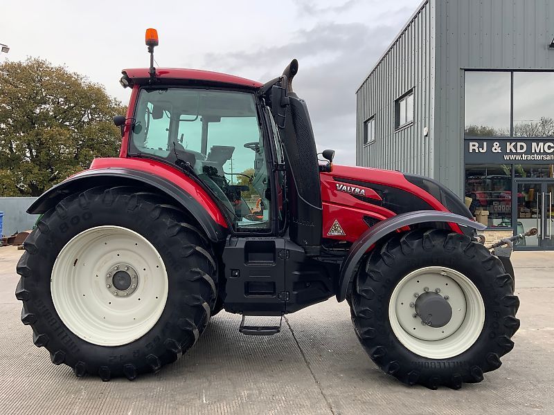 E-FARM: Valtra T254 Versu - Traktor - id CIVHAWS - 69.130 € - Baujahr: 2018 - Abgelesene Motorstunden: 3.861,Motorleistung (PS): 235,Vereinigtes Königreich