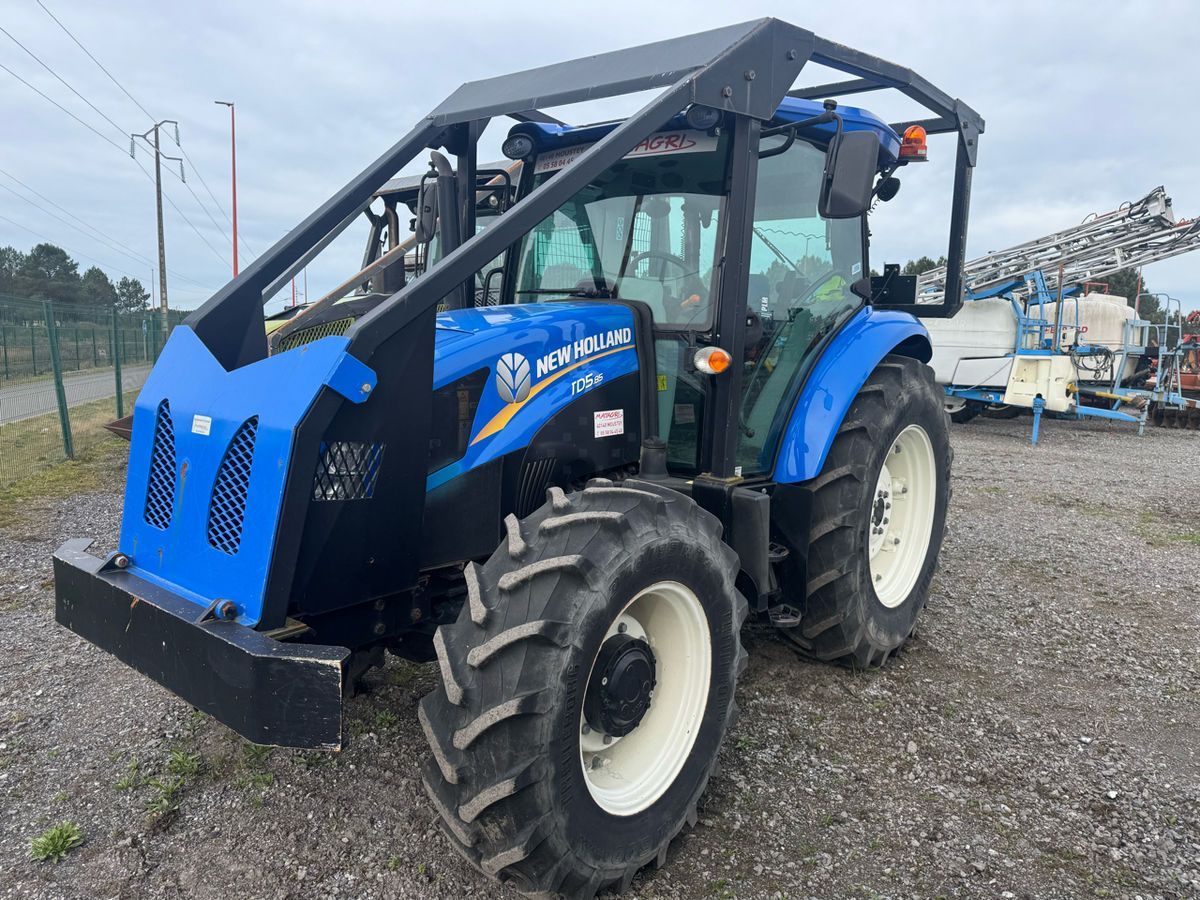 E-FARM: New Holland TD5.85 - Tractor - id SQVHMFV - €42,000 - Year of construction: 2016 - Engine hours: 950,Engine power (HP): 85,France