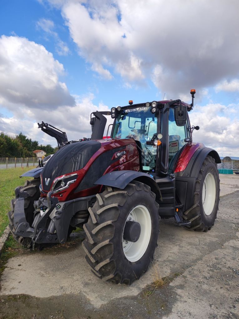 E-FARM: Valtra T145H - Traktor - id ZJ9JUHZ - 93.000 € - Baujahr: 2023 - Abgelesene Motorstunden: 160,Motorleistung (PS): 145,Frankreich
