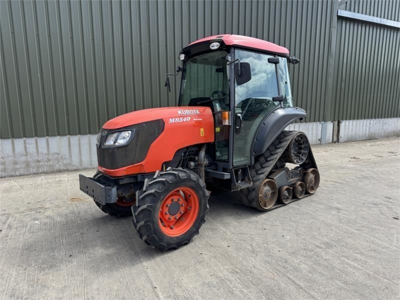 E-FARM: Kubota M 8540 - Traktor - id J99AF8P - 19 538 € - Rok produkcji: 2014 - Motogodziny: 4489,Moc silnika: 85,Zjednoczone Królestwo