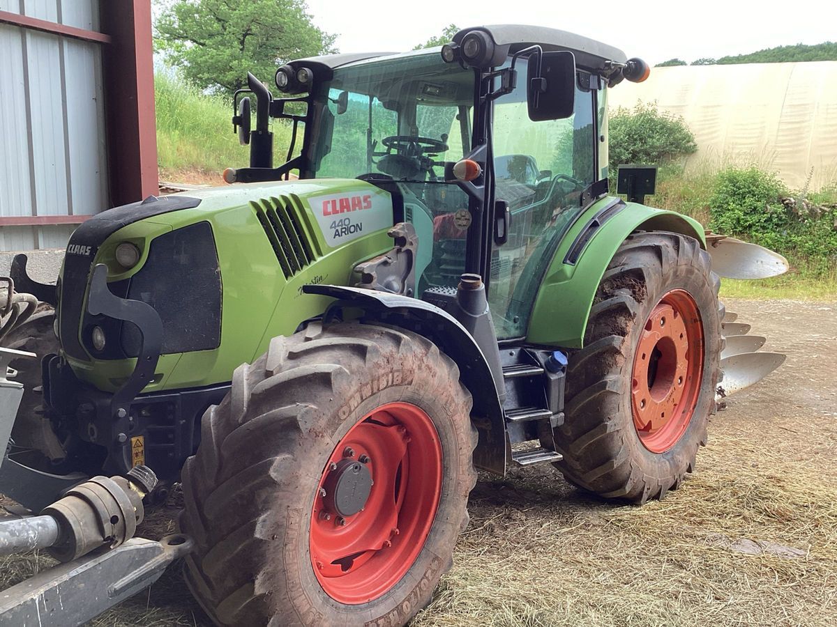 E-FARM: Claas Arion 440 - Tractor - id IPNMYML - €65,000 - Year of construction: 2017 - Engine hours: 4,400,Engine power (HP): 120,France