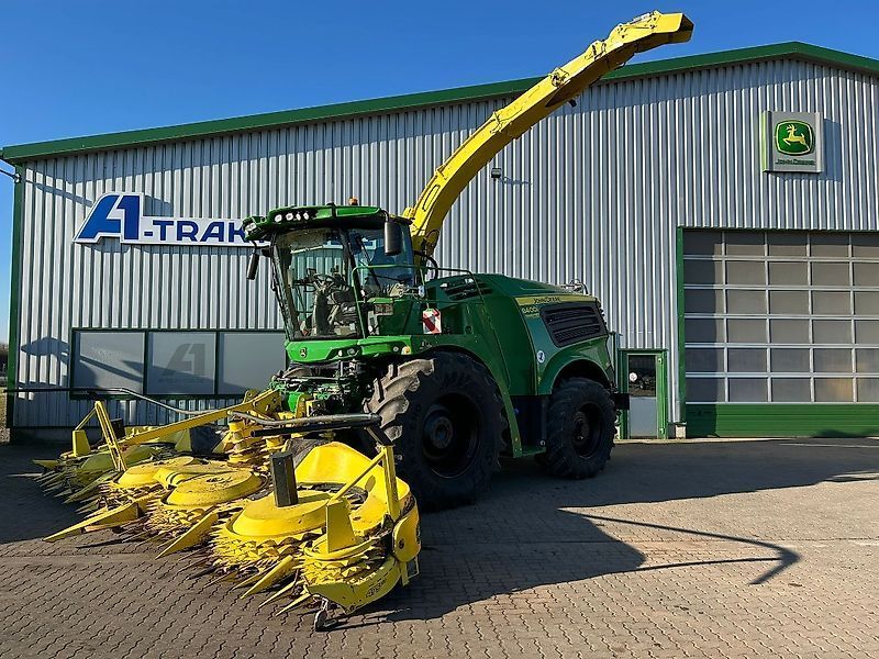 E-FARM: John Deere 8400 - Feldhäcksler (selbstfahrend) - id 6QKYZCT - 385.000 € - Baujahr: 2023 - Abgelesene Motorstunden: 730,Motorleistung (PS): 540,Deutschland