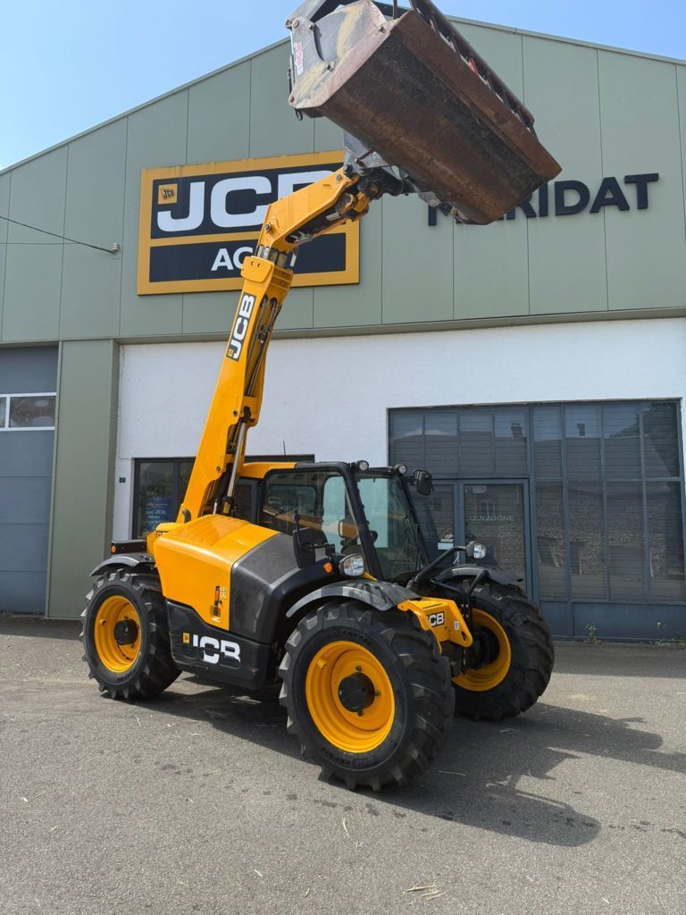 E-FARM: JCB 527-58 - Chargeur télescopique  - id FSMZKK6 - 65 000 € - Année: 2019 - Lecture du nombre d'heure: 2 500,France