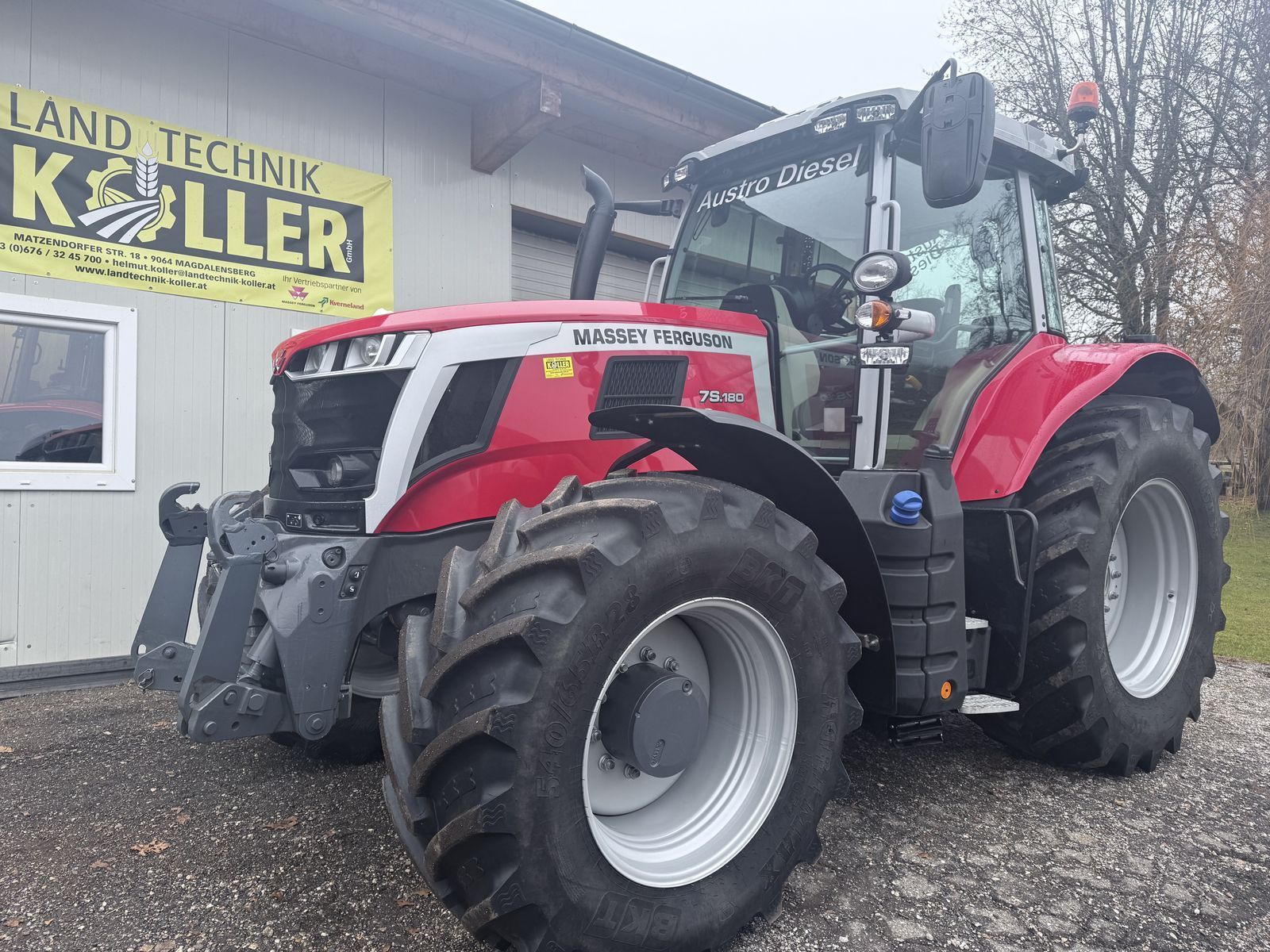 Massey Ferguson 7S.180 Traktor