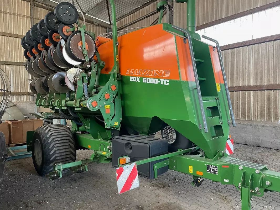 E-FARM: Amazone EDX 6000 TC - Maszyna do siewu punktowego - id J1LI4EE - 24 500 € - Rok produkcji: 2013 - Niemcy