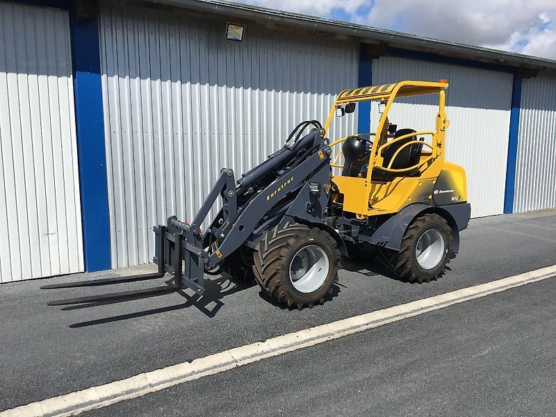 Eurotrac w12f (xl) 36 ps hoflader schutzdach, 2,55 m arm, 3. steuerkreis, doppelspeed, breitreifen Cargadora de dirección deslizante 31.250 €