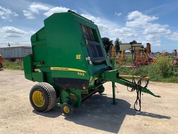 E-FARM: John Deere 592 - Ballenpresse - id C9F91HM - 14.000 € - Baujahr: 2007 - Italien