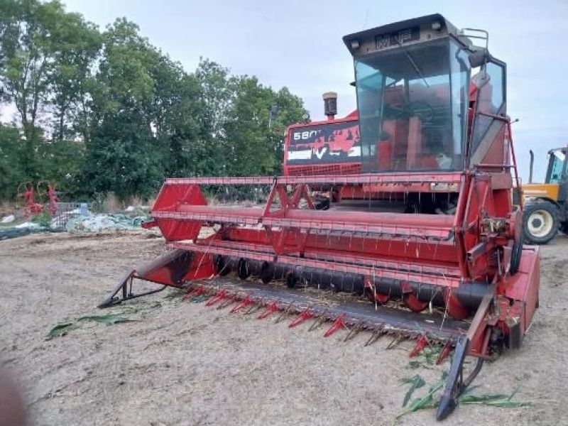 E-FARM: Massey Ferguson 560 - Combine harvester - id FTQJMMJ - €4,500 - Year of construction: 1984 - Engine hours: 4,995,France