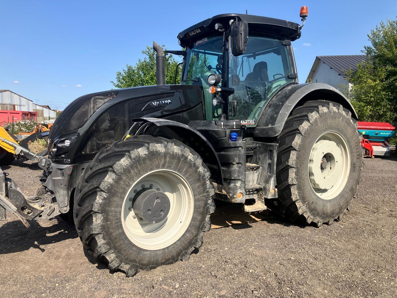 E-FARM: Valtra S354 - Traktor - id YPTPSCD - 200.000 € - Baujahr: 2023 - Abgelesene Motorstunden: 900,Motorleistung (PS): 350,Frankreich