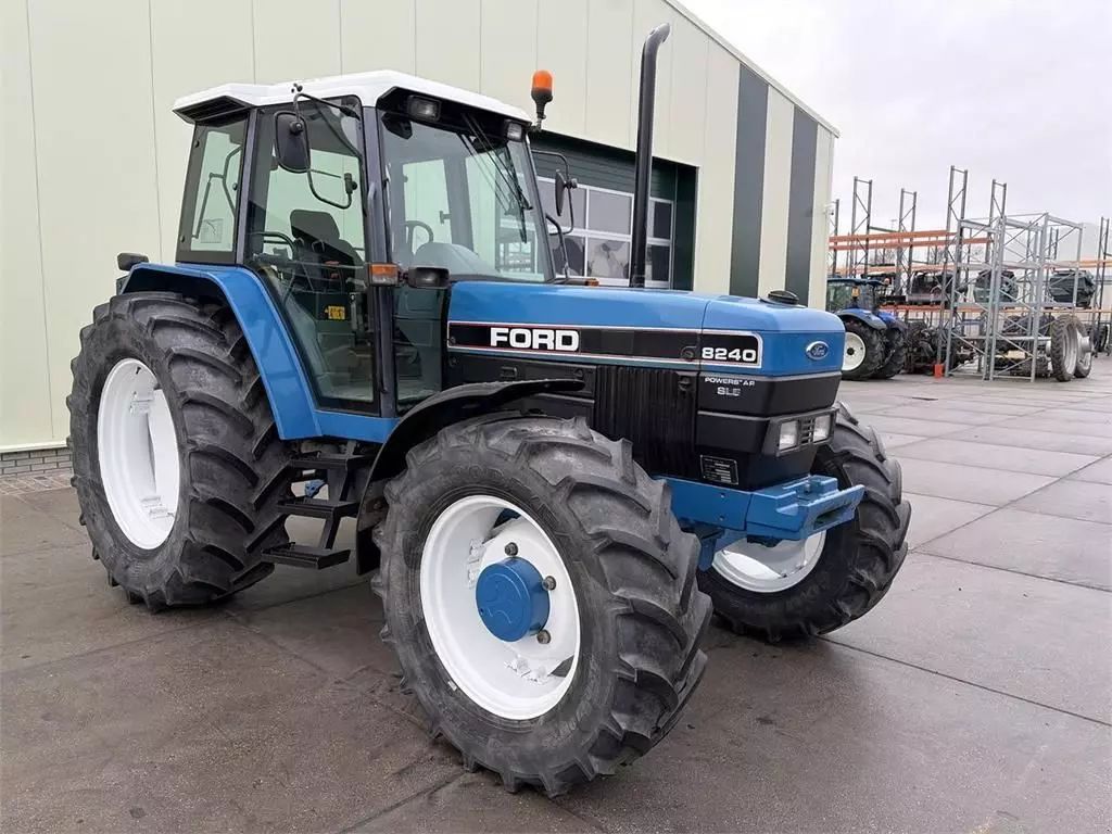 Ford 8240 sle powerstar Trattore