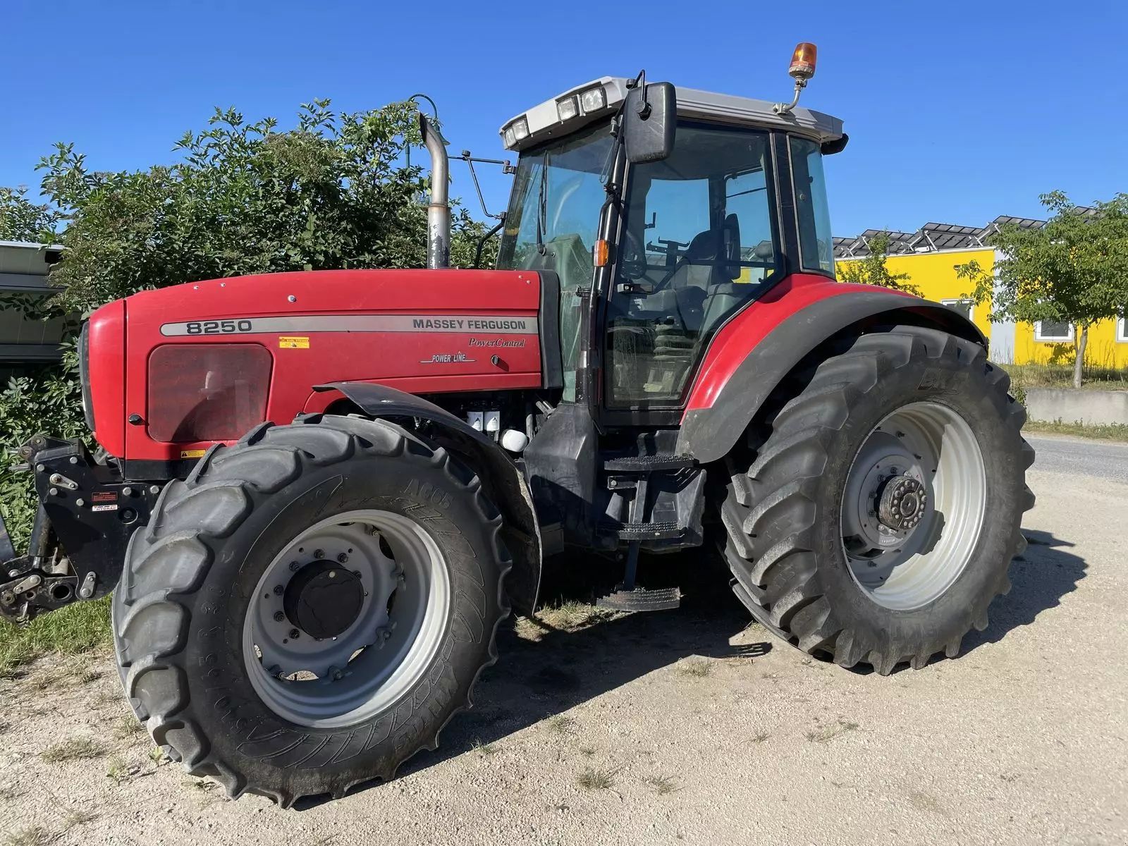 E-FARM: Massey Ferguson 8250 - Tracteur - id XT7YQV2 - 26 667 € - Année: 2000 - Lecture du nombre d'heure: 9 620,Puissance du moteur (chevaux): 185,Autriche