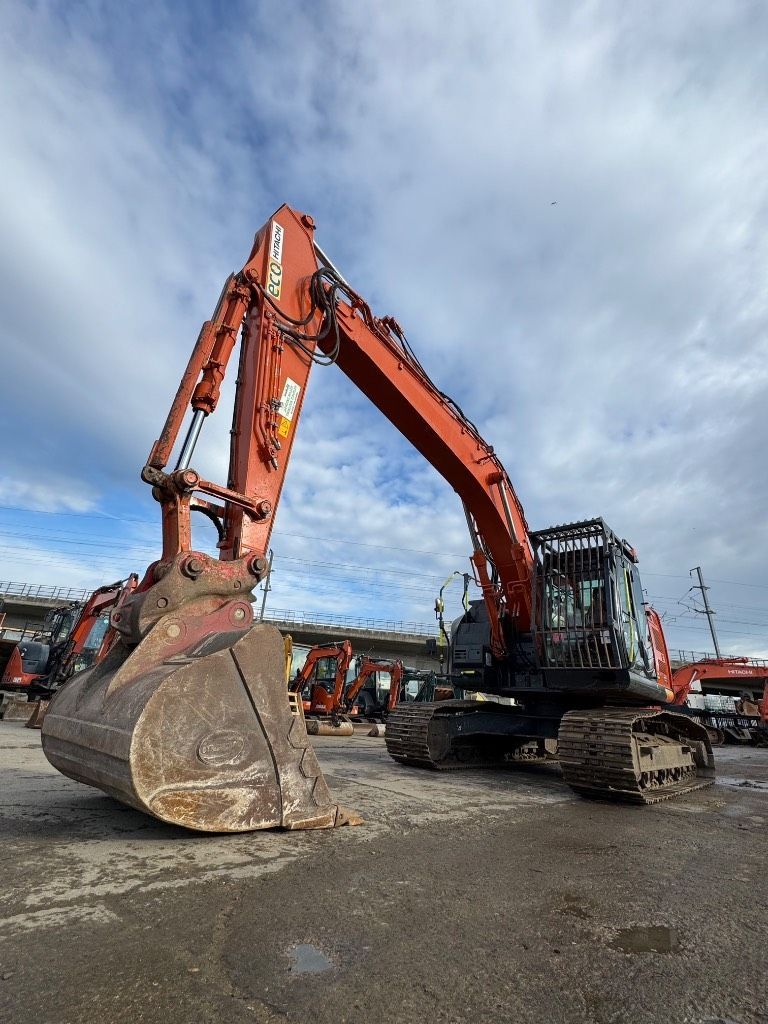 Hitachi zx 225 us lc-6 Koparka gąsienicowa 86 695 €