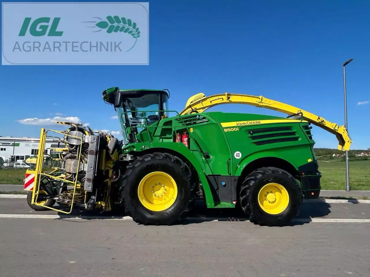 E-FARM: John Deere 8500 - Cosechadora de forraje autopropulsada - id UP1XKKZ - 295.000 € - Año: 2021 - Horas: 2360,Alemania