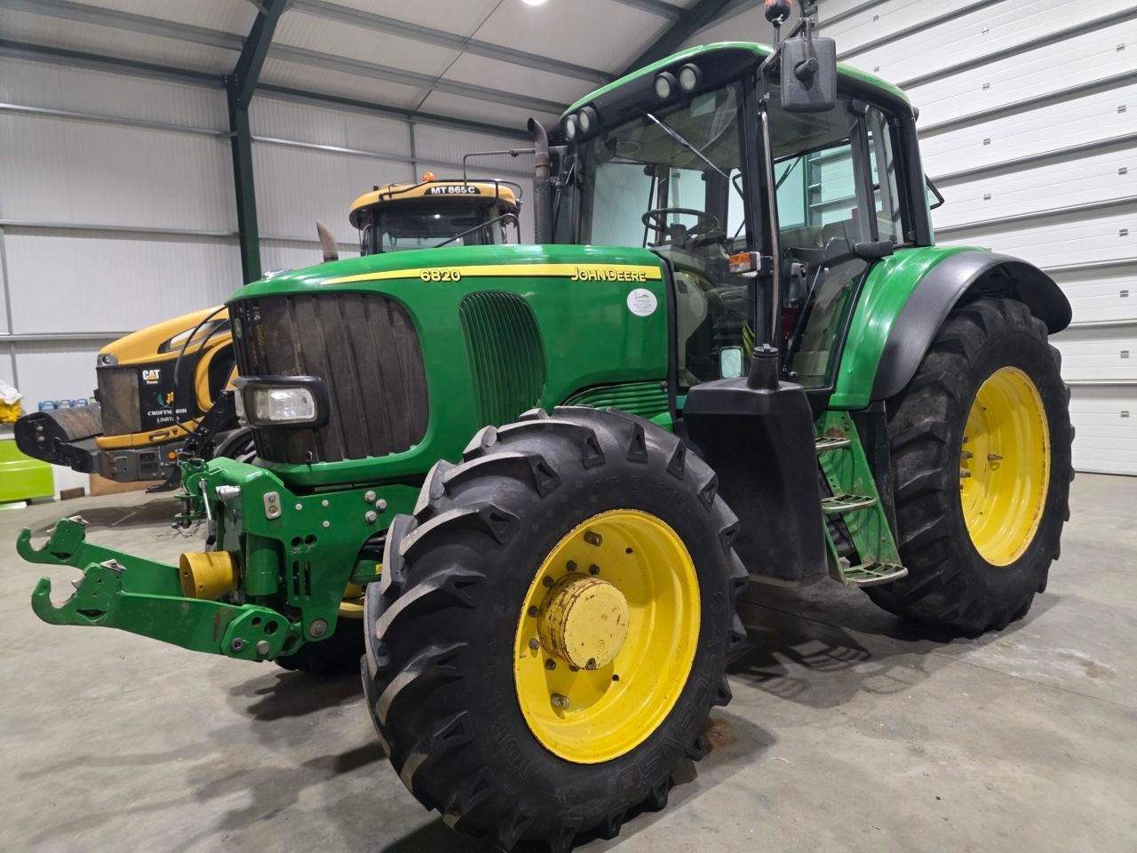 E-FARM: John Deere 6820 Premium - Tractor - id NDRFV2E - 34.380 EUR - Anul: 2005 - Citeste ore: 7.990,Muterea motorului: 140,Regatul Unit