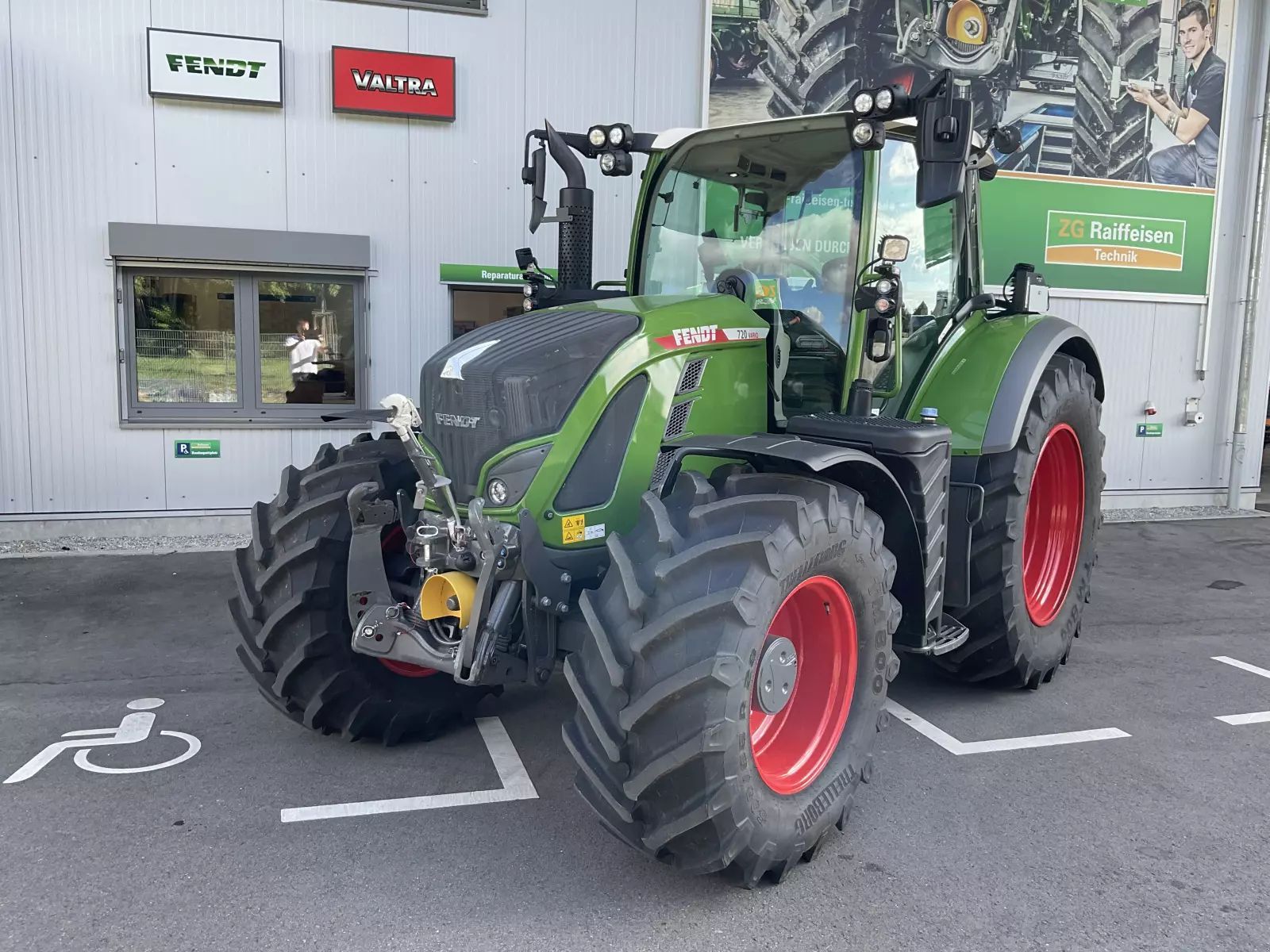 E-FARM: Fendt 720 Vario - Tractor - id EUMFW2J - €166,387 - Year of construction: 2023 - Engine hours: 580,Engine power (HP): 200,Germany