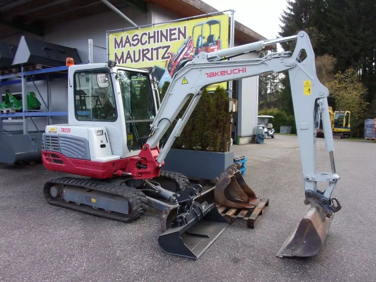 E-FARM: Takeuchi tb 235 - Autre pelleteuses - id WAMJ1WU - 25 000 € - Année: 2010 - Puissance du moteur (chevaux): 30,Autriche