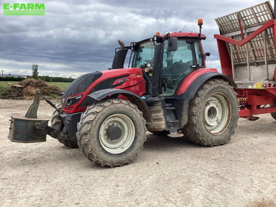 E-FARM: Valtra T214 - Tractor - id 4MVDGLI - €69,500 - Year of construction: 2016 - Engine hours: 4,250,Engine power (HP): 220,France