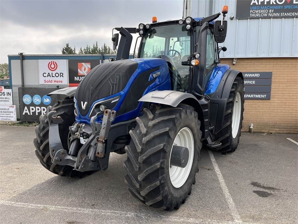 E-FARM: Valtra T254 - Tractor - id QWBNDKH - €103,129 - Year of construction: 2021 - Engine hours: 1,959,Engine power (HP): 254,United Kingdom