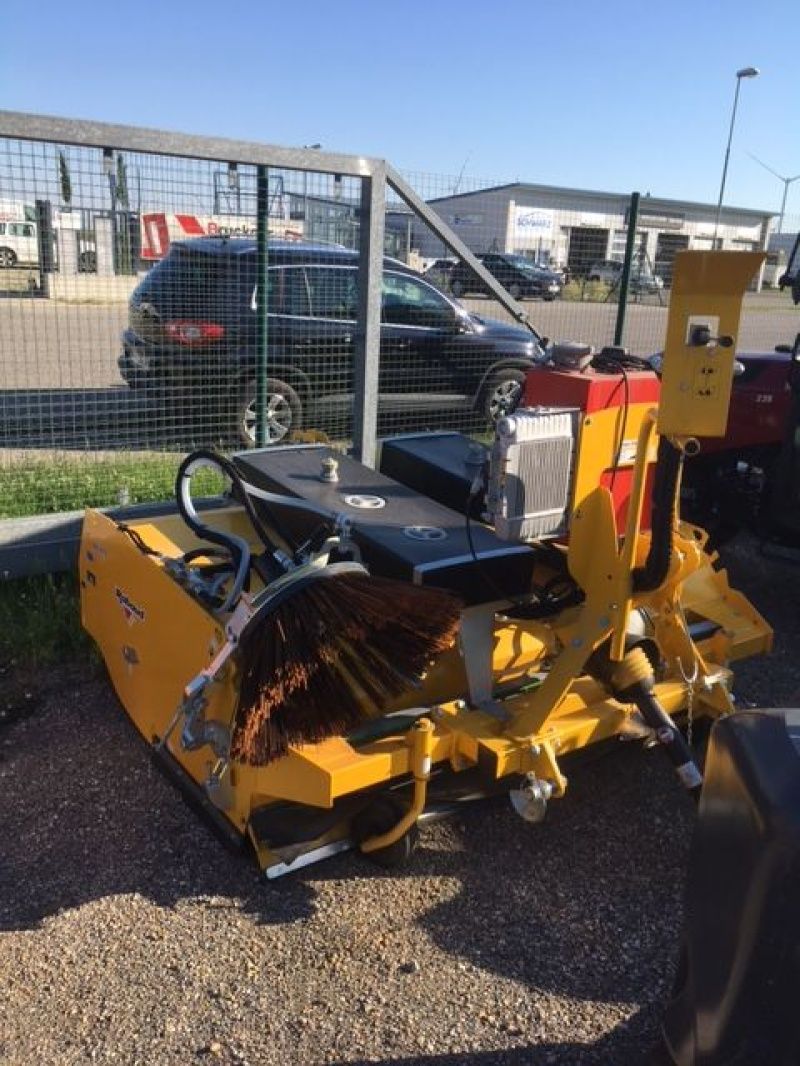 E-FARM: kehrmaschine rabaud - Municipal equipment - id MKLWZDN - €7,100 - Year of construction: 2020 - Austria