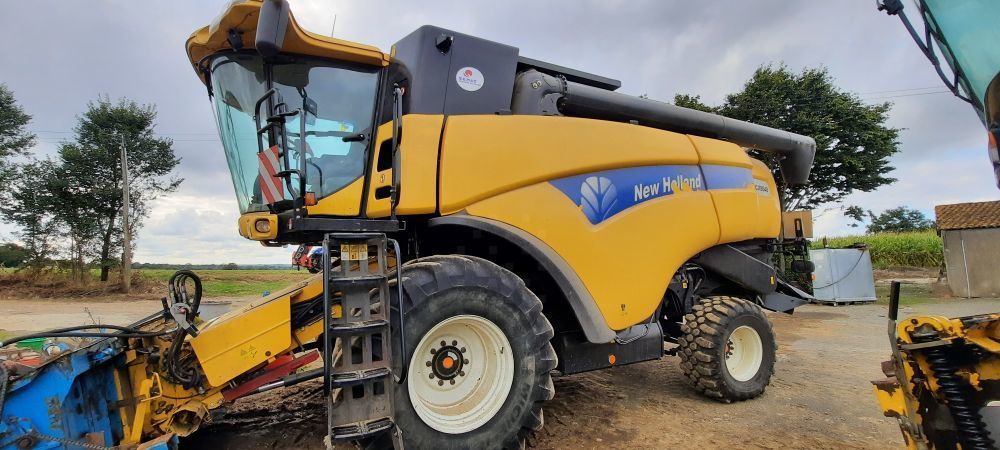 E-FARM: New Holland CX 8040 - Moissoneuse-batteuse - id TPGSPKD - 90 000 € - Année: 2013 - Lecture du nombre d'heure: 2 800,France