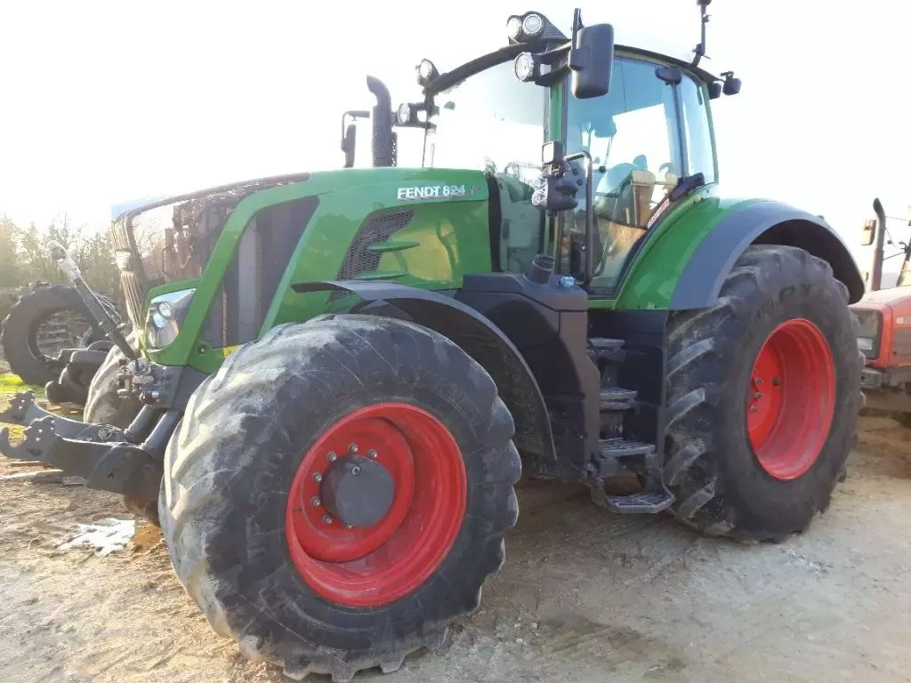 E-FARM: Fendt 824 Vario - Tracteur - id HZRN4J4 - 128 000 € - Année: 2017 - Lecture du nombre d'heure: 4 233,Puissance du moteur (chevaux): 240,France