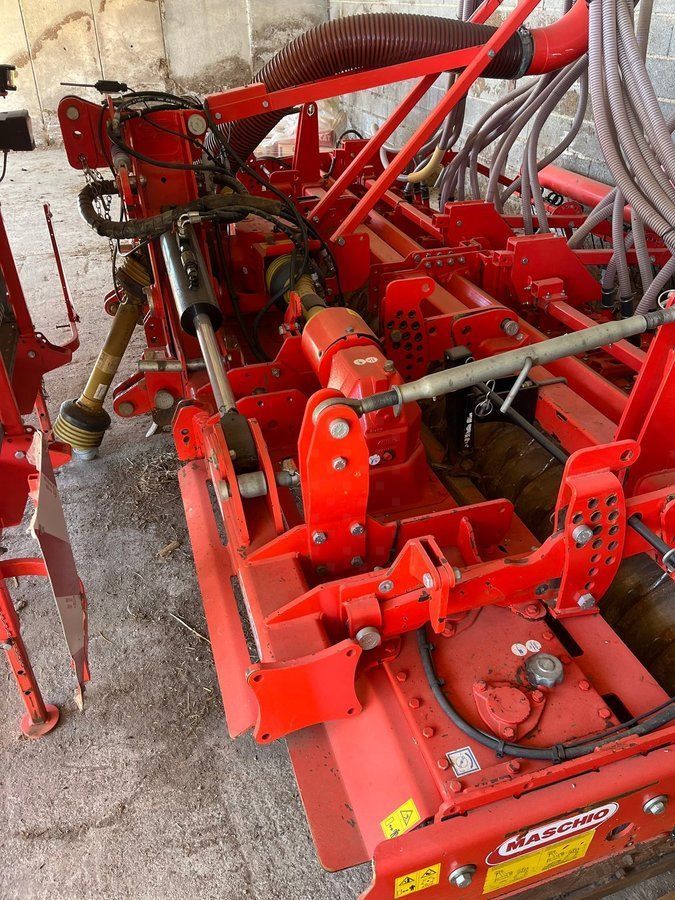 Maschio Falco400 + barre de semis à socs Drilling machine combination €17,000