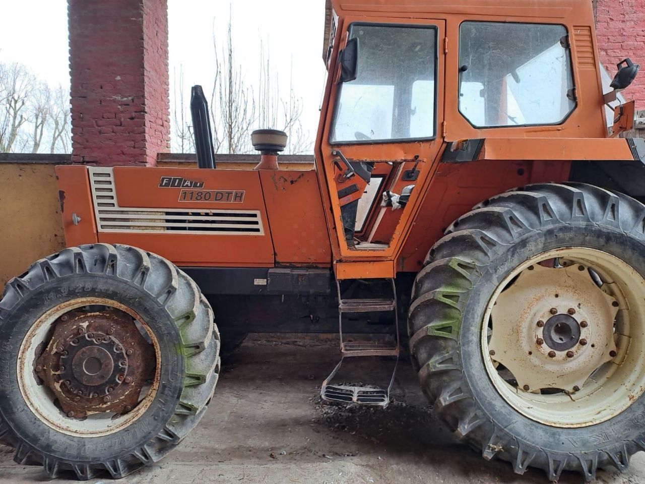 E-FARM: Fiat 1180 - Tractor - id PBMWHHC - Año: 1980 - Horas: 8000,Potencia del motor: 118,Italia
