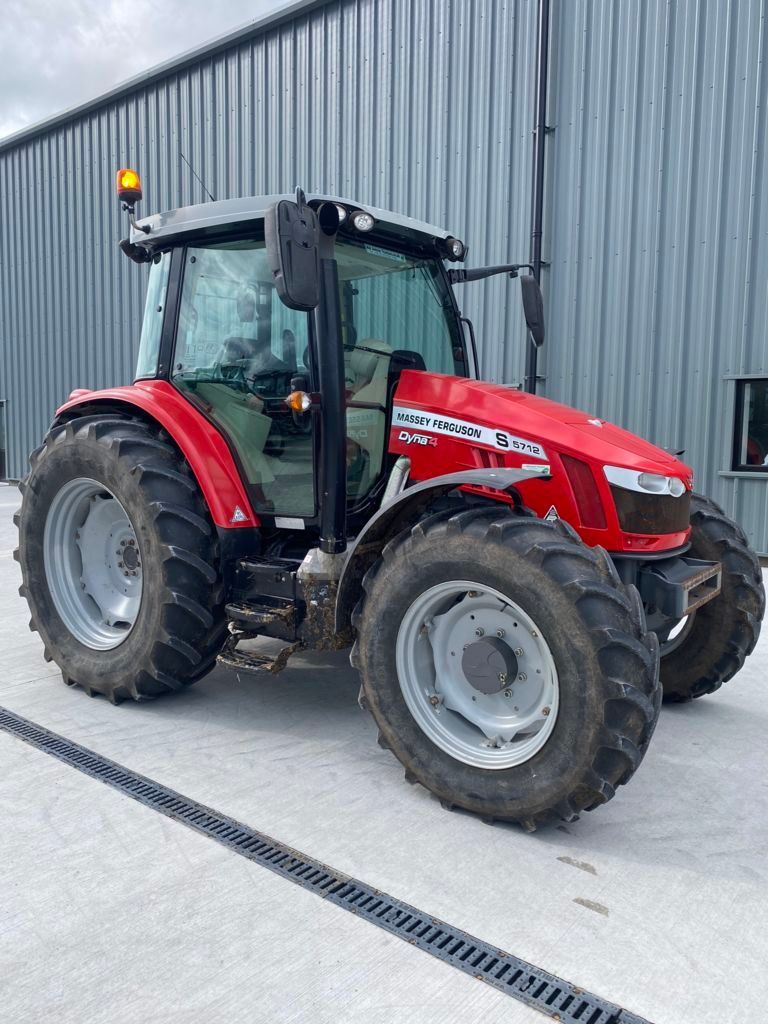 Massey Ferguson 5712s Traktor 52.314 €