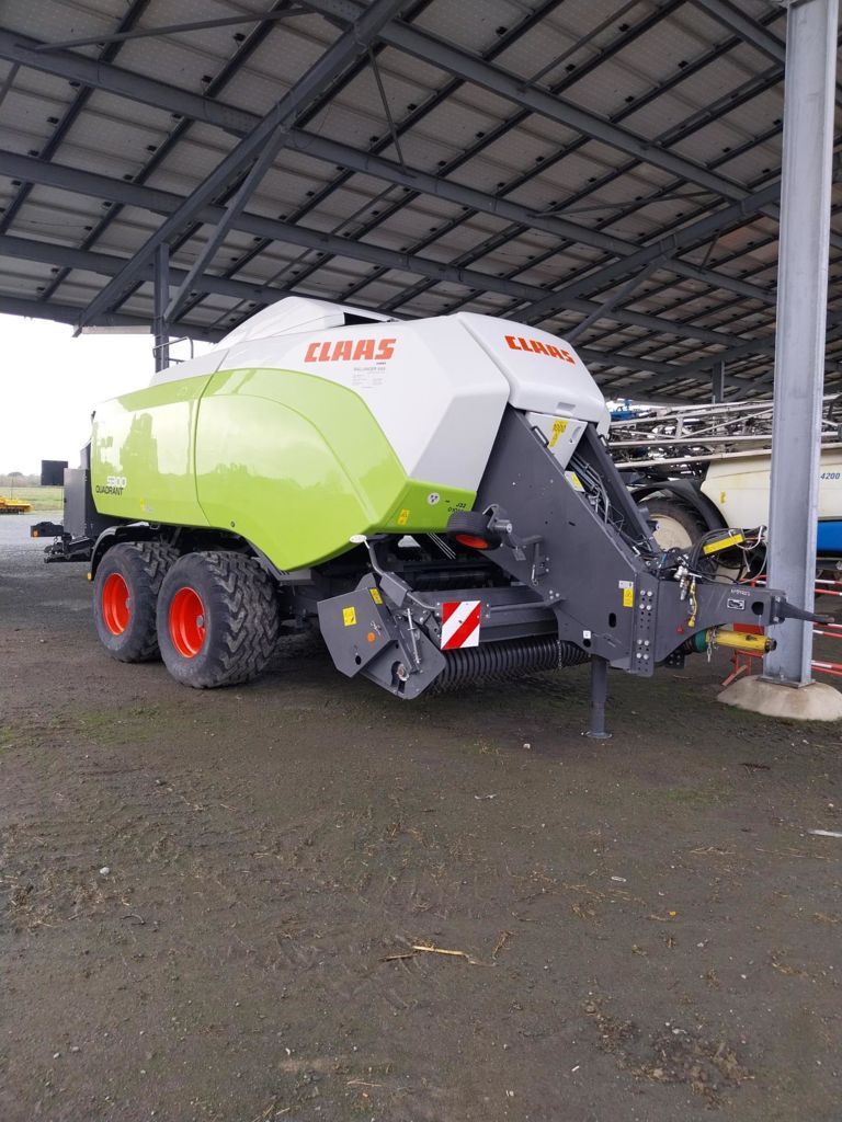 E-FARM: Claas Quadrant 5300 RF - Ballenpresse - id 3TUETAG - 101.000 € - Baujahr: 2021 - Ballenanzahl: 26.420,Frankreich